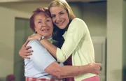 Bianca (Tanja Wedhorn, r.) ist wieder glücklich mit ihrer Großmutter Ursula (Annemone Haase, l.) vereint.