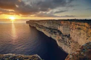 Dramatische Steilküsten prägen die Mittelmeerinsel Malta.