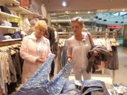 V.l.: Kandidatin Petra mit ihrer Shoppingbegleitung
