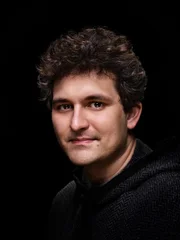 Ein charmanter Blender: Der junge Unternehmer Sam Bankman-Fried hat mit der Plattform FTX ein Krypto-Imperium erschaffen. Von Kundengeldern soll er Luxus-Immobilien und Flugzeuge gekauft haben.