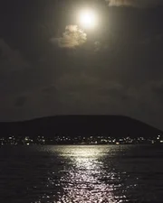 Paiko Lagoon auf Hawaii im Mondlicht.