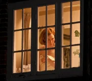 Connie Bishop (Nancy Carroll) fühlt sich nicht mehr sicher in ihrem Haus.