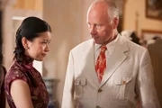 Jia-Li (Katie Leung) bietet Cecil (Nicholas Jones) an mit Edward zu reden, der nicht zur Feier kommen möchte, die ihm zu Ehren veranstaltet wird.  Obwohl Cecil noch wütend über Edwards Verhalten ist, stimmt er ihrem Vorschlag zu.