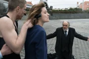 Borchert (Christian Kohlund) bietet sich Böni (Golo Euler, l.) als Geisel an, um Dominique (Ina Paule Klink) zu retten.