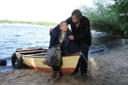 Tom (Patrick Kalupa, r.) und Anna (Jeanette Biedermann, l.) sind im Ruderboot auf dem Weg zu Brunos Refugium. Als sie mitten auf dem See in einen heftigen Streit geraten, kippt das Boot und beide fallen ins Wasser ...