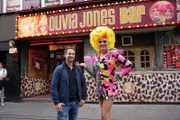 Mirko Drotschmann mit Olivia Jones vor ihrer Bar