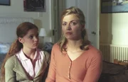 Becky (Hanna Schwamborn, l.) versucht Samantha (Nina Bott, r.) zu trösten, doch sie sieht keine Zukunft mehr auf der Isle of Wight.