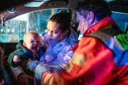 Ella (Ines Quermann, M.) und Dr. Sebastian Sander (Oliver Franck, r.) haben Baby Felix (Marlene Hofmann, l.), der die halbe Nacht alleine und hilflos in der Babyschale des sturmgeschüttelten Autos verbracht hat, gerettet und untersuchen ihn.