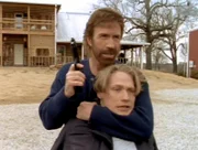 Walker (Chuck Norris) ist es gelungen, Larkins Bruder Chip (Ashley Wood,re.) in seine Gewalt zu bringen.