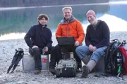 Florian Huber mit seinem Team, den Meeresbiologen und Forschungstauchern Philipp Schubert und Christian Howe vor dem Tauchgang am Walchensee.