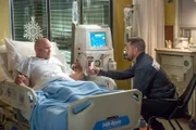 Nick Stokes (George Eads, r.) befragt Gary Lee Walt (Patrick Kilpatrick) im Krankenhaus zu dem getöteten Weihnachtsmann.