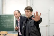 Geiselnahme in der Schule: Daniel Schirmer (Sven Fricke, r.) stellt sich schützend vor den Lehrer Jan Pfeiffer (Andreas Schröder, l.).