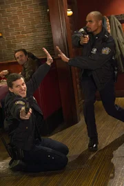 Jake Peralta (Andy Samberg, l.), Stevie (Damon Wayans Jr.)