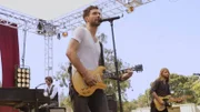 Sänger Adam Levine und seine Band Maroon 5 spielen im Central Park, als es zu einer Schlägerei unter den Besuchern kommt.