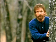Während Trivette Larkins Männer ablenkt, schleicht sich Walker (Chuck Norris) von hinten an Chip, Lankins Bruder, heran, um ihn als Geisel zu nehmen.