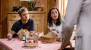 Vanessa (Jeannine Gaspár, r.) und Max (Stefan Hartmann, l.) sind irritiert, als sie von Michael erfahren, dass Carolin verschwunden ist.