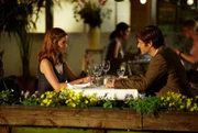 Robert (Pasquale Aleardi, r.) lädt Sandra (Rebecca Immanuel, l.) zum romantischen Abendessen ein. Noch ahnt Sandra nicht, dass Robert gerade ausgerechnet mit ihrer Freundin Patricia eine Affäre hatte ...