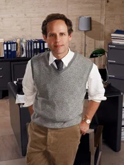 (2. Staffel) - Bei Gelegenheit hilft Dr. Larry Fleinhardt (Peter MacNicol) Charlie und seinem Bruder Don bei ihren Fällen ...