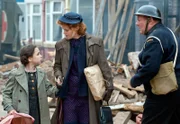 Während des Krieges wird die kleine Fiona (Chloe Jayne Wilkinson) von ihrer Mutter (Rose Keegan) sicherheitshalber aufs Land geschickt.