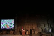 Der französische Architekt Jean-Pierre Houdin, rechts, und der ägyptische Minister für Altertümer, Mamdouh el-Damaty, zweiter von rechts, stehen vor der Cheops-Pyramide in Gizeh, Ägypten, am Montag, den 9. November 2015, in der Nähe von Kalksteinfelsen, die auf einem Bildschirm mit Live-Aufnahmen einer Wärmebildkamera in verschiedenen Farben dargestellt werden. Nach Angaben des ägyptischen Ministeriums für Altertümer hat ein Scanning-Projekt in den Pyramiden von Gizeh thermische Anomalien festgestellt, darunter auch eine in der größten Pyramide, die von Cheops erbaut wurde, der vor Ort als Cheops bekannt ist.
