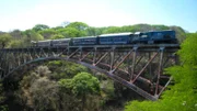 Der Tren a la Tica auf der 105 Meter hohen Bogenbrücke über den Rio Grande.