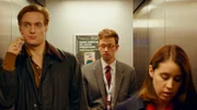 V. l. n. r.: Toto (Lucas Englander), Samy (Xavier Lacaille) und Rose (Liz Kingsman) im Fahrstuhl.
