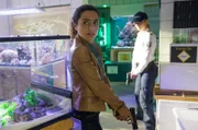 Bewaffneter Einsatz in der Reptilienstation: Jasmin Sayed (Sesede Terziyan, l.) und Paula Sprenger (Sarina Radomski, r.) jagen illegale Tierschmuggler.