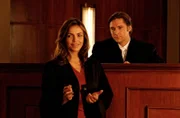 Staatsanwalt Falkner (Nicki von Tempelhoff, r.) ist zutiefst beeindruckt von Sandras (Rebecca Immanuel, l.) Verteidigung.