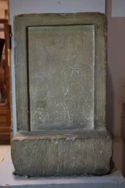 Die Inventar-Stele (auch bekannt als Stele der Tochter des Cheops) ist eine altägyptische Gedenktafel aus der 26. Dynastie (ca. 670 v. Chr.)
