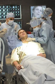 Dr. Taub (Peter Jacobson, li.) und Martha (Amber Tamblyn, re.) nehmen einen gewagten Eingriff bei dem Patienten Lane (Chad Faust, Mi.) vor.