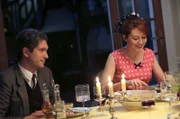 Alice (Blandine Bellavoir) mit Roland De La Vallée (Charlie Dupont) beim gemeinsamen Essen.
