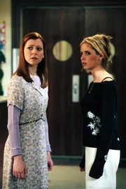 Willow Rosenberg (Alyson Hannigan, l.); Buffy (Sarah Michelle Gellar, r.)