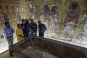 Ancient Aliens Season10 EP Ancient Aliens Unerklaerliche Phaenomene Staffel 10 EP Der Fluch der Pharaonen  Egypt's Minister of Antiquities, Mamdouh al-Damati (2ndL) listens to British Egyptologist Nicholas Reeves (3rdL) near the sarcophagus of King Tutankhamun in his burial chamber in the Valley of the Kings, close to Luxor, 500 kms south of Cairo on September 28, 2015. Nicholas Reeves, who believes the legendary Queen Nefertiti may be buried in a secret room adjoining Tutankhamun's tomb arrived Egypt to test his theory. To this day, Nefertiti's final resting place remains a mystery.   AFP PHOTO / KHALED DESOUKI        (Photo credit should read KHALED DESOUKI/AFP/Getty Images)Ancient Aliens Season10 EP Ancient Aliens Unerklaerliche Phaenomene Staffel 10 EP Der Fluch der Pharaonen  Egypt's Minister of Antiquities, Mamdouh al-Damati (2ndL) listens to British Egyptologist Nicholas Reeves (3rdL) near the sarcophagus of King Tutankhamun in his burial chamber in the Valley of the Kings, close to Luxor, 500 kms south of Cairo on September 28, 2015. Nicholas Reeves, who believes the legendary Queen Nefertiti may be buried in a secret room adjoining Tutankhamun's tomb arrived Egypt to test his theory. To this day, Nefertiti's final resting place remains a mystery.   AFP PHOTO / KHALED DESOUKI        (Photo credit should read KHALED DESOUKI/AFP/Getty Images)