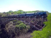 Der "Tren a la Tica" auf der 105 Meter hohen Bogenbrücke über den Rio Grande.
