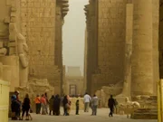 Blick in die Säulenhalle des Karnak-Tempel in Karnak, Ägypten.
