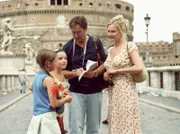 Peter (Helmut Zierl) geht mit Jeanette (Katharina Schubert) und deren beiden Kindern Anna (Sophia Roll, rechts) und Franzi (Johanna Roll, links) auf Entdeckungsreise durch Rom.