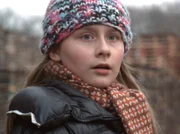 Die 12-jährige Natalia (Jeanett Zelba) muss mit ansehen, wie ihr Bruder bestialisch ermordet wird.