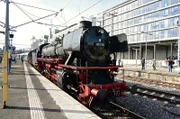 Die Dampfloks sind der Publikumsmagnet  beim der Hundertjahrfeier des Stuttgarter Hauptbahnhofs. Eine Ölgefeuerte Güterzuglok Baureihe 41 aus Augsburg ist der 58 311 der Ulmer Eisenbahnfreunde vorgespannt.