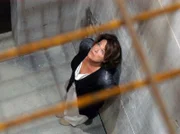 NDR Fernsehen TATORT, "Bienzle und die große Liebe", am Montag (02.05.11) um 21:00 Uhr. Hannelore (Rita Russek) wurde vom Täter als Geisel genommen und in einen Fahrstuhlschacht gesperrt. Sie versucht angestrengt, nicht aus Platzangst in Panik zu geraten.