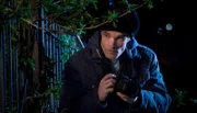 Auch nachts observiert Samson Segal (Michael Stange) jeden Schritt seiner Nachbarn.