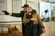 Heimann (Moritz Führmann, l.) nimmt Wolfgang Berns (Max Riemelt, r.) als Geisel, um aus dem Postamt zu fliehen.