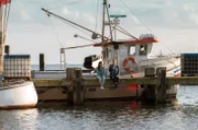 Yasmin Meckel (Sophie Dal) und Gudrun Wohlers (Katrin Pollitt) machen eine kleine Pause im Hafen – eigentlich sollte es ja ein Kanzlei-Urlaub und kein neuer Fall werden.