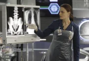 Brennan (Emily Deschanel) versucht anhand anatomischer Hinweise die Identität des Opfers zu ermitteln.