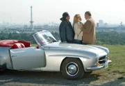 Bernd (Volker Herold, l.) hat Friedrich (Wilhelm Manske, r.) und Laura (Olivia Pascal, M.) zu einem Platz gefahren, wo sie ihre Zweisamkeit über den Dächern von Berlin genießen können.