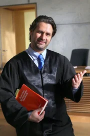 Adam Bousdoukos als Anwalt Dimitrios Schulze.