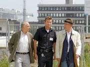 SWR Fernsehen TATORT, "Bienzle und die große Liebe", am Dienstag (09.04.13) um 20:15 Uhr. Klaus Rapp (Philip Moog), der Chef der Wachleute auf der Baustelle, zeigt Gächter (Rüdiger Wandel) und Bienzle (Dietz-Werner Steck) das Gelände.