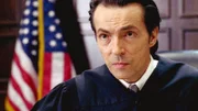 Mason (Matt O'Toole) ist ein ehrenhafter Richter von untadeligem Ruf. Ist er tatsächlich ein gesuchter Serienkiller?