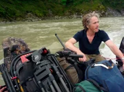 Tierfilmer Gordon Buchanan fährt seine Ausrüstung den Fluss hinauf.
