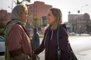 Emma Mayer hat in Marokko eine Reisende (Karoline Eichhorn) kennengelernt, mit der sie sich gut versteht.