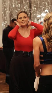 Brennan (Emily Deschanel) versucht den Mord an einer Tänzerin aufzuklären.